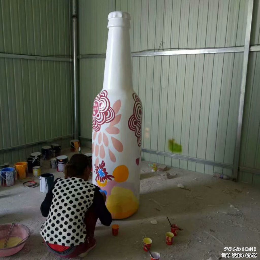 酒瓶彩绘雕塑，公园小区摆件，玻璃钢喷漆工艺