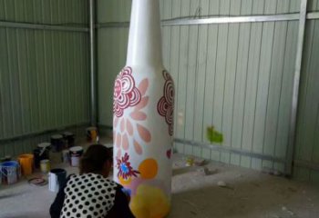 酒瓶彩绘雕塑，公园小区摆件，玻璃钢喷漆工艺