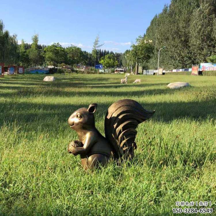 铜松鼠雕塑厂家，动物景观摆件，仿古元素设计 (1)