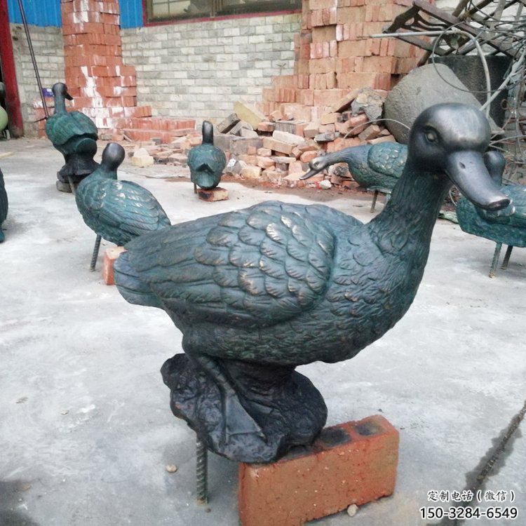 铜鸭子雕塑厂家，仿古工艺，公园广场动物摆件 (2)