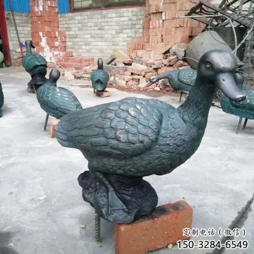 鸭子雕塑厂家，仿真动物， 公园广场街头摆件 (5)
