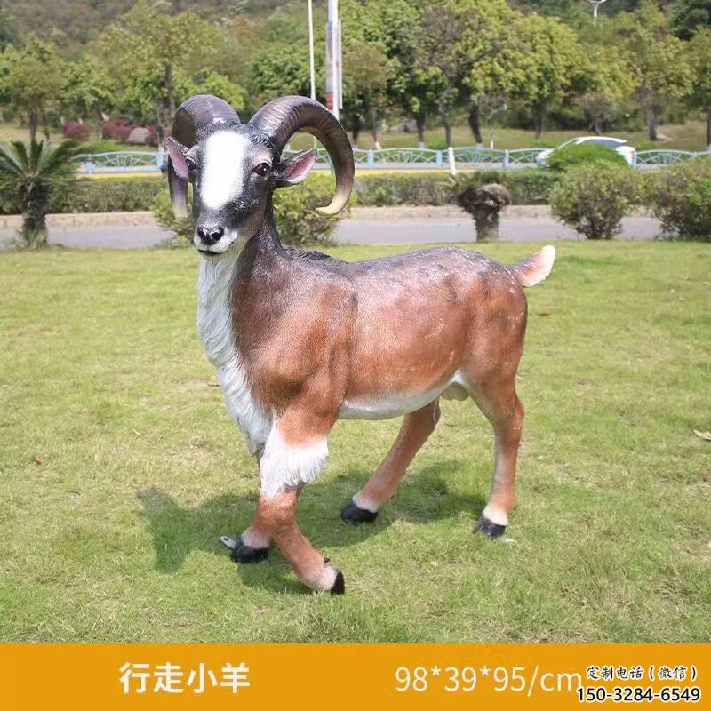 彩绘玻璃钢绵羊雕塑厂家，动物景观，广场园林小品