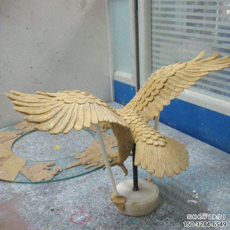 老鹰踏球雕塑，仿真鸟禽类，玻璃钢材质雕塑
