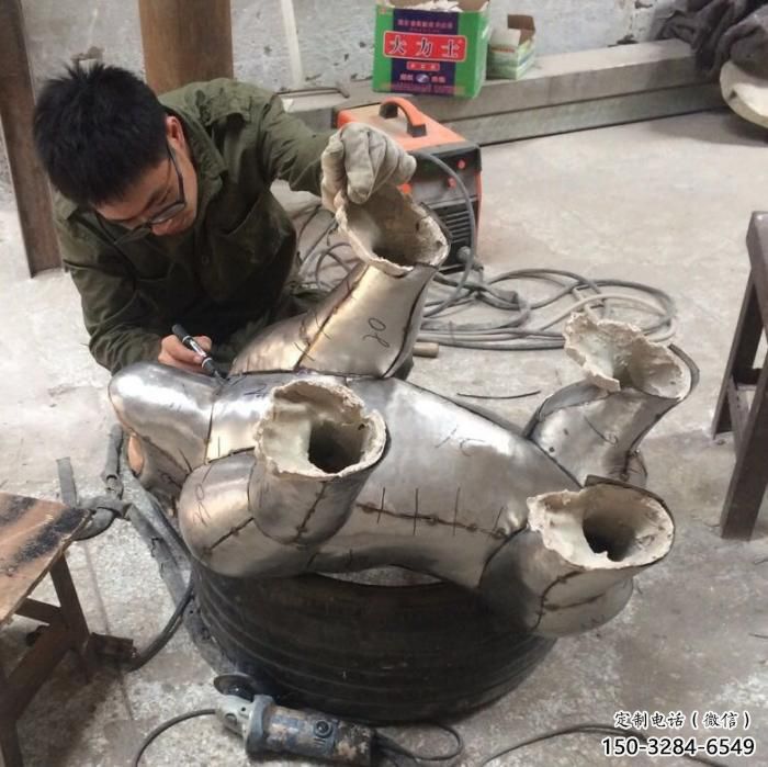 步行街猩猩雕塑，景观主题，锻造工艺