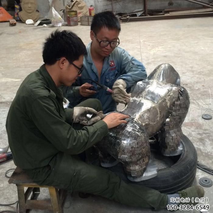 幼儿园猩猩雕塑，动物文化，锻造工艺