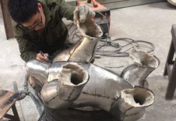 步行街猩猩雕塑，景观主题，锻造工艺