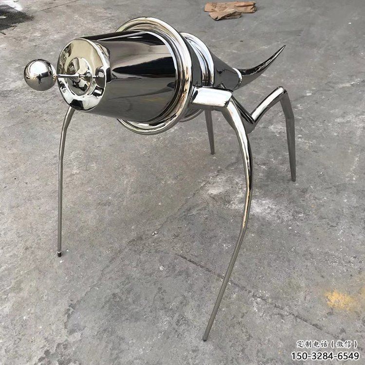 城市蝗虫雕塑，镜面昆虫雕塑，镜面效果