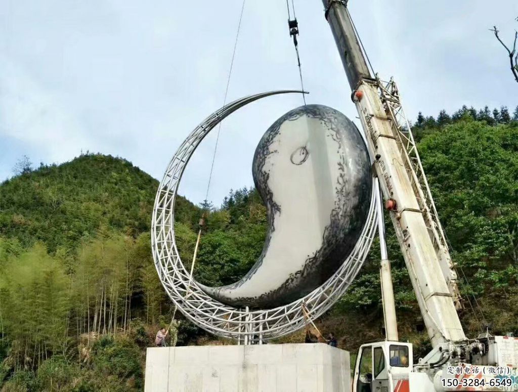 大型月亮雕塑，镀铜景观雕塑，镜面工艺