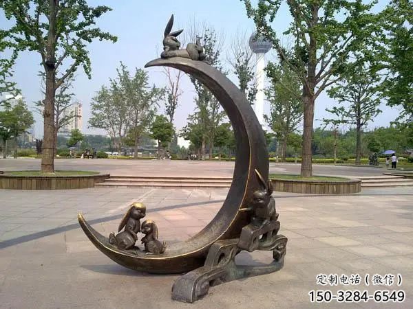 街道月亮雕塑，锻造景观雕塑，古铜效果