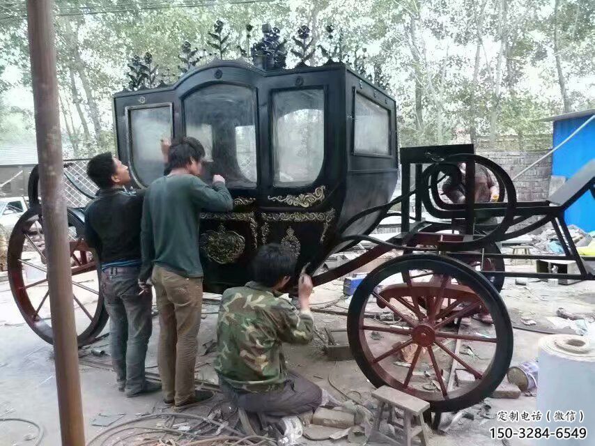 抽象马车雕塑 店门口彩绘雕塑 步行街摆件 抽象马车雕塑 店门口彩绘雕塑 步行街摆件