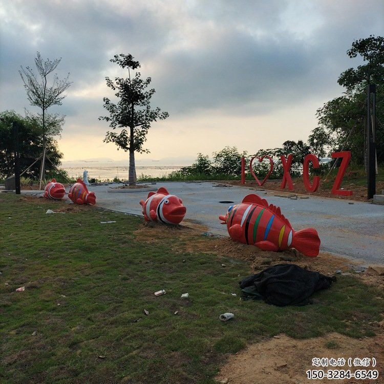 街道坐凳雕塑 现代景观摆件 彩绘雕塑 街道坐凳雕塑 现代景观摆件 彩绘雕塑