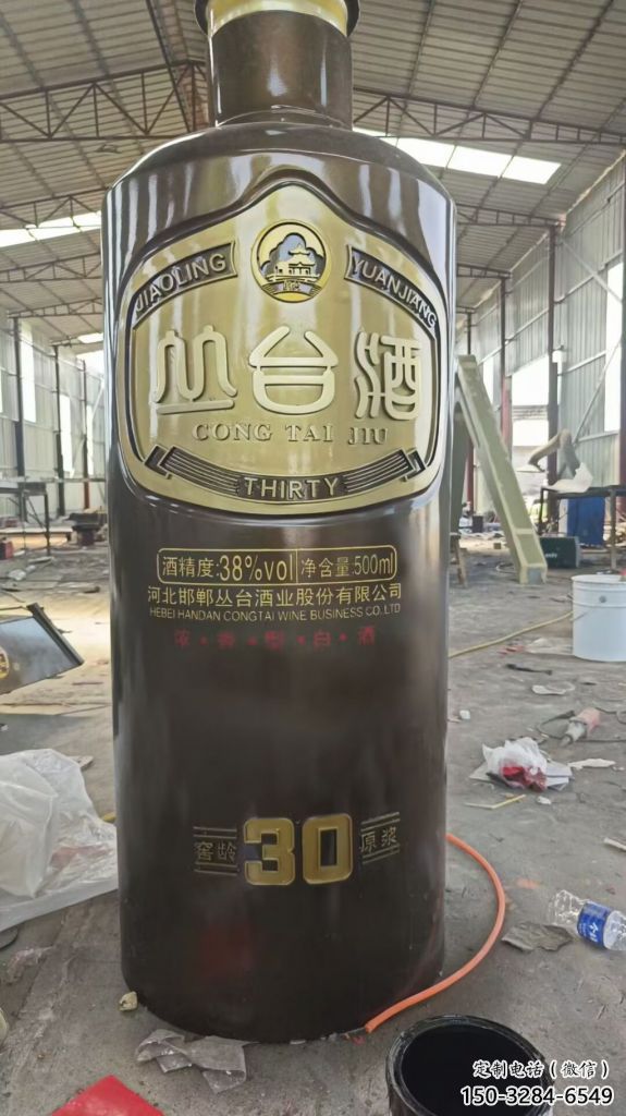 室内酒瓶雕塑，拉丝景观雕塑，抽象效果