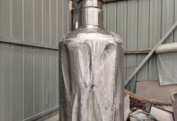 大型酒瓶雕塑，彩绘景观雕塑，镜面工艺