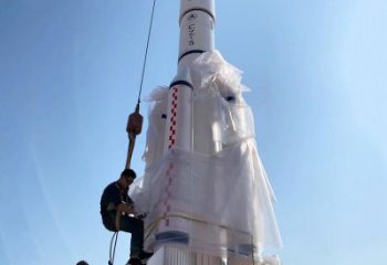 户外火箭雕塑 喷漆景观小品 灯光雕塑
