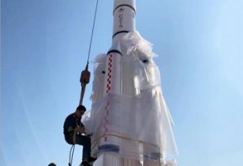 街道火箭雕塑 现代景观摆件 彩绘雕塑