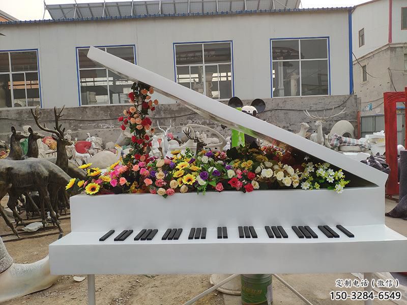 钢琴雕塑 电镀现代小品 公园雕塑