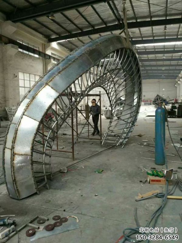 镂空半圆门头雕塑，不锈钢结构大门雕塑制作
