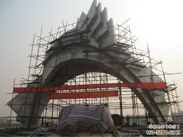 大门雕塑安装，不锈钢大门雕塑制作现场