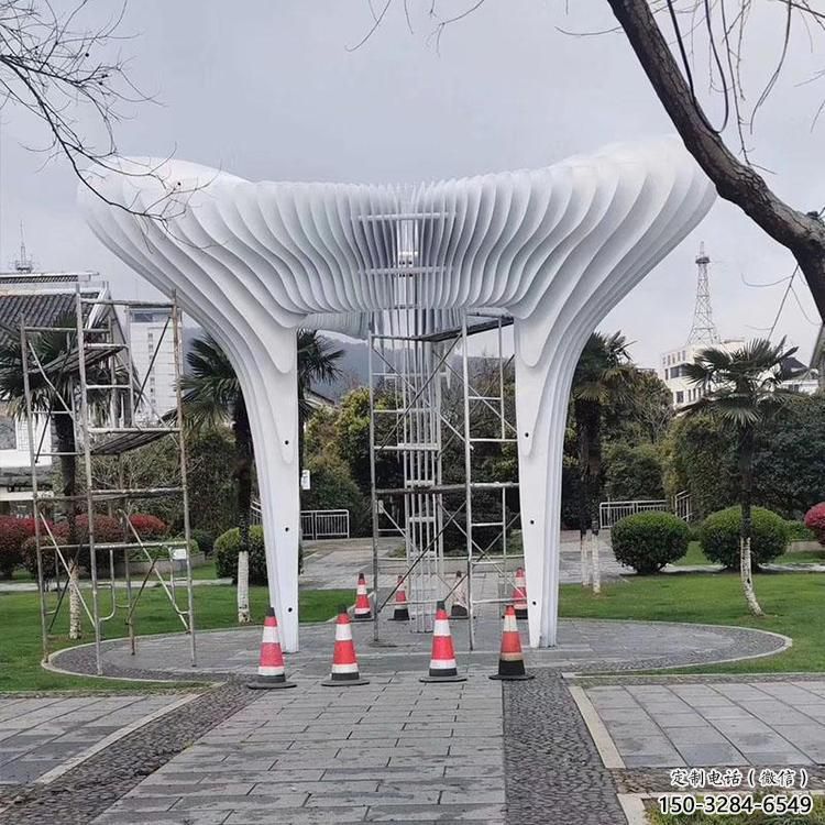 精神堡垒雕塑，折纸艺术形式，城市景观建筑雕塑