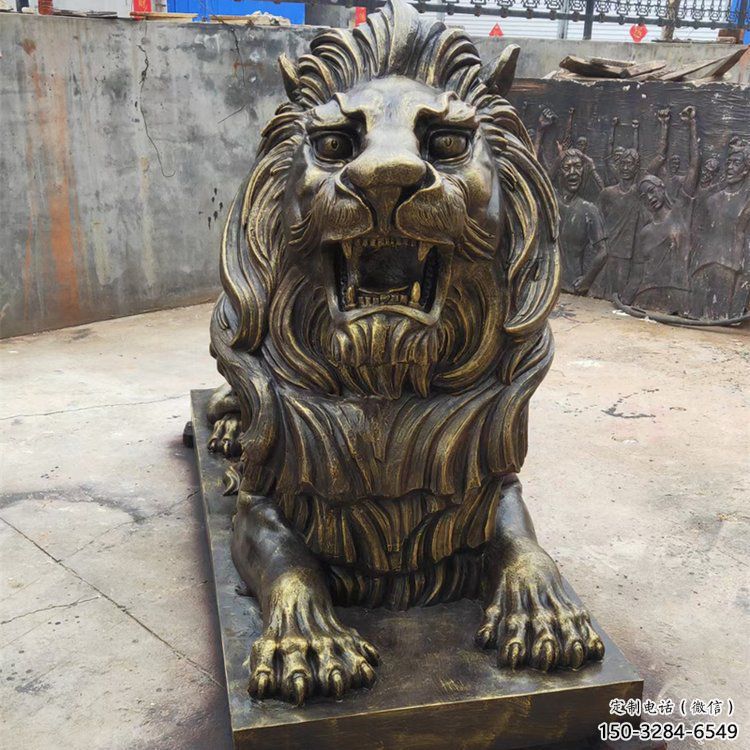 仿铜动物景观雕塑，玻璃钢爬式狮子雕塑厂家