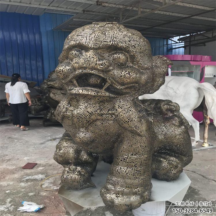 公共狮子雕塑订做，城市装饰，不锈钢镂空狮子雕塑