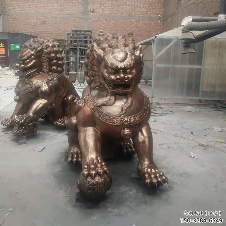红铜狮子雕塑制造商，室外软装，景观蹲狮雕塑承接