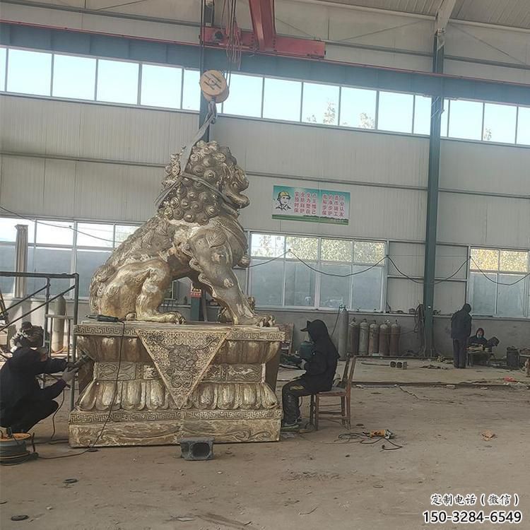 大型狮子雕塑展品，铸铜制作，金属蹲狮雕塑精品
