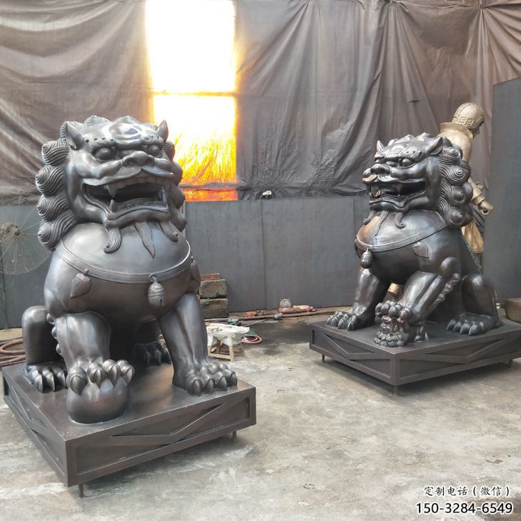 铸铜狮子雕塑展品，景观概念，黄铜蹲狮雕塑优选