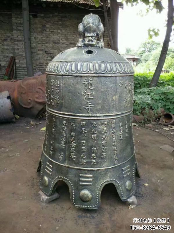 龙江寺八卦纹铜钟雕塑