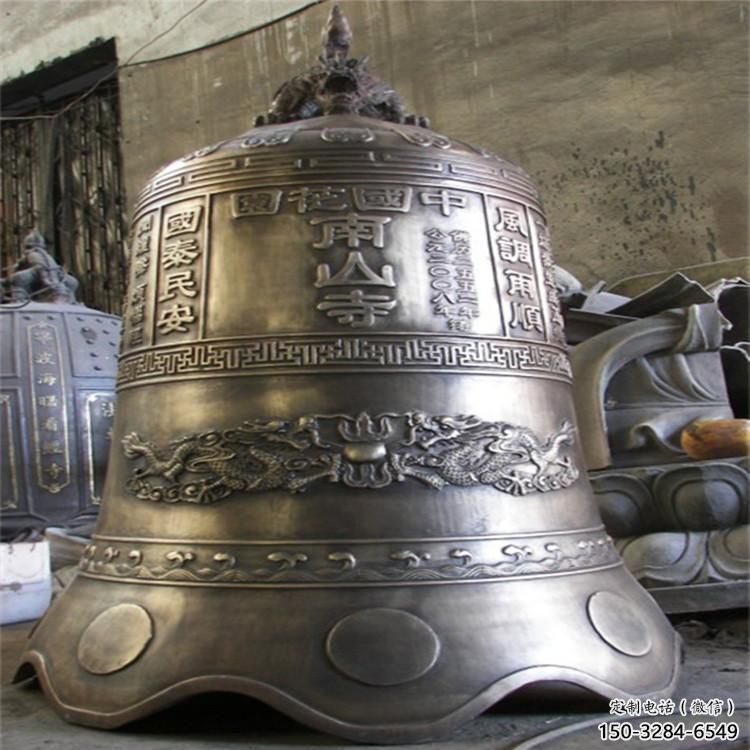 南山寺喇叭形铜钟雕塑