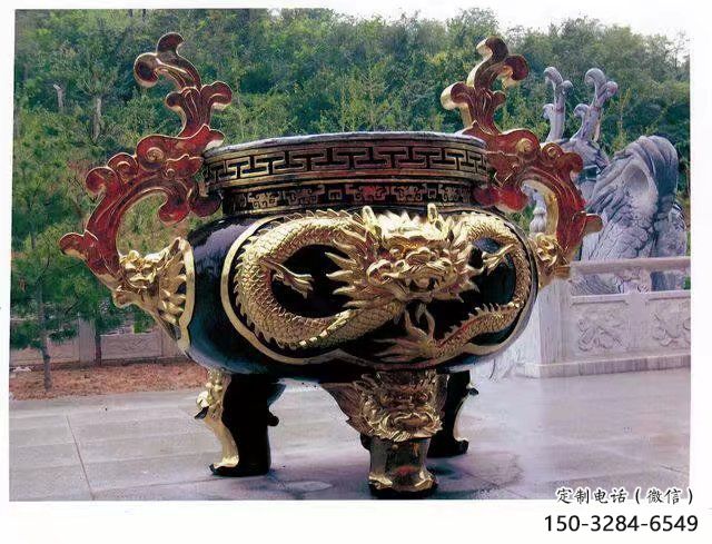 彩绘盘龙三足炉雕塑