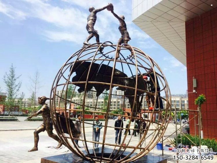 地球仪雕塑供应，地标摆件，地球仪人物雕塑制造厂家