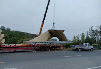 城市景观握手雕塑安装，不锈钢标识雕塑