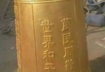 鎏金雕塑八卦纹铜钟