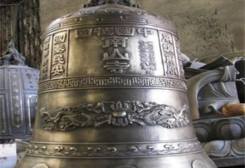 南山寺喇叭形铜钟雕塑