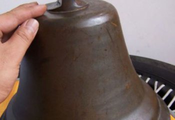 小型平直形光面铜钟雕塑