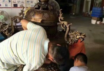 制作中博山炉铜雕塑