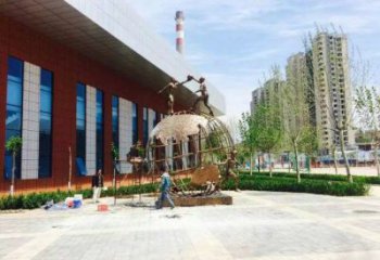 地球仪雕塑定价，拉丝工艺，地球仪人物雕塑制作
