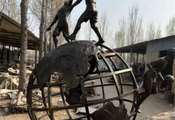 地球仪雕塑制作，美陈雕塑，地球仪人物雕塑制造厂家