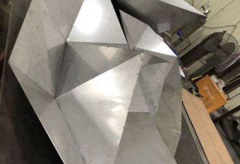 纸船雕塑优选，白钢构件，钢结构折纸船雕塑供给