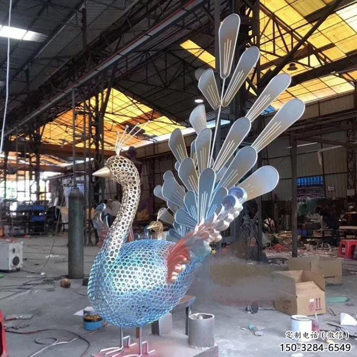 孔雀雕塑厂家，小区摆件，不锈钢镂空孔雀雕塑制造商