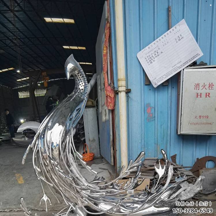 孔雀雕塑展品，花园小品，镜面铁艺孔雀雕塑优选