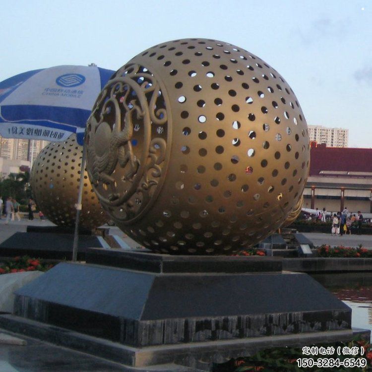 镂空球雕塑点击，圆雕体系，烤漆镂空球雕塑标准