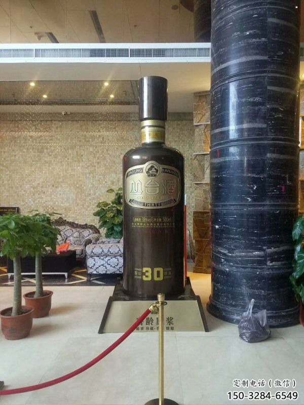 酒瓶雕塑制造商，酒店摆件，软装玻璃钢酒瓶雕塑定制