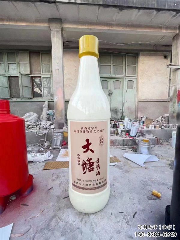 酒瓶雕塑定做，小区摆件，玻璃钢酒瓶雕塑制作