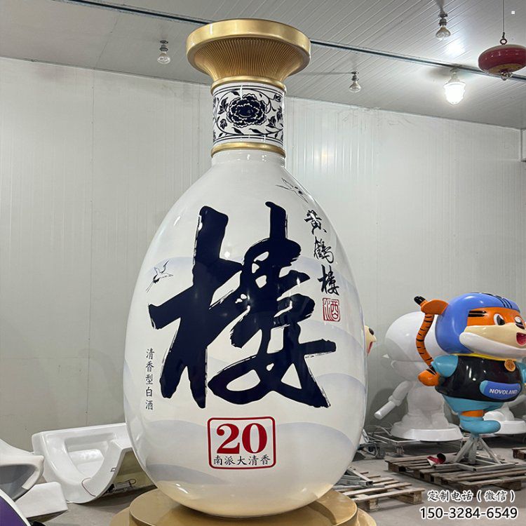 洋酒瓶雕塑承接，景观雕塑，玻璃钢洋酒瓶雕塑定制