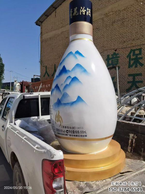 洋酒瓶雕塑定价，街头雕塑，玻璃钢洋酒瓶雕塑制作