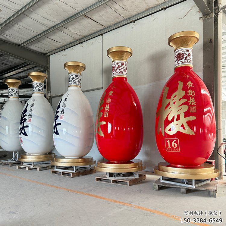 洋酒瓶雕塑预定，小区摆件，玻璃钢洋酒瓶雕塑厂家