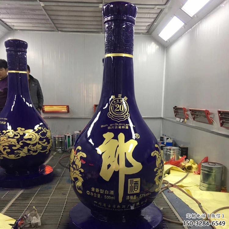 洋酒瓶雕塑专供，彩绘工艺，玻璃钢洋酒瓶雕塑标准厂家