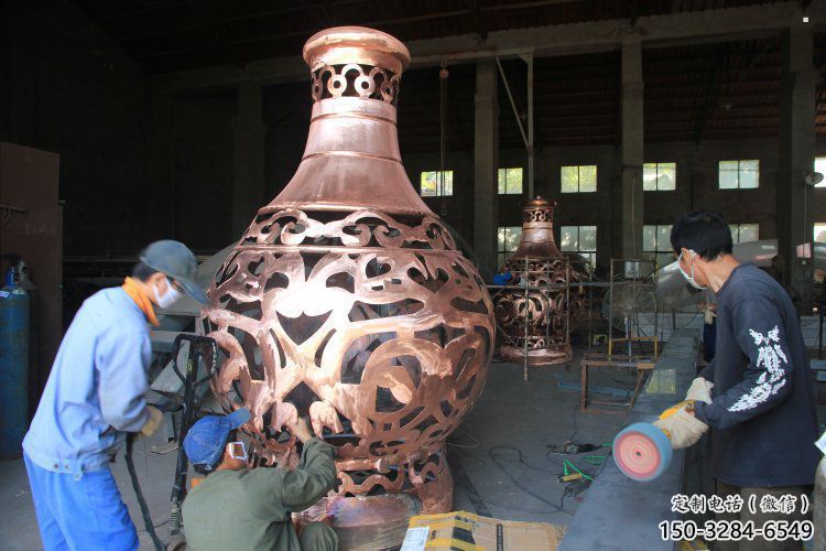 铜花瓶雕塑制作优选，户外雕塑，软装铜花瓶雕塑厂家
